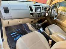 https://riyasewana.com/uploads/toyota-hilux-vigo-6193156435.jpg