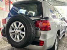 Toyota Land Cruiser V8 2011 SUV