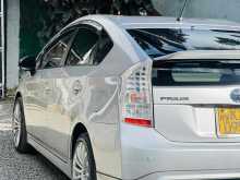 https://riyasewana.com/uploads/toyota-prius-1513272923003.jpg