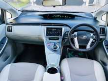 https://riyasewana.com/uploads/toyota-prius-2013-2013-322402012484.jpg