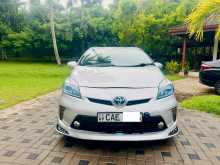 Toyota Prius 3rd Gen S LED 2013 Car