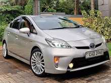 Toyota Prius 3rd Gen S Grade 2014 Car