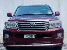 Toyota V8 2013 SUV