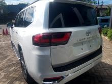 Toyota Land Cruiser Prado V8 2024 SUV