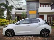 https://riyasewana.com/uploads/toyota-yaris--285918912.jpg
