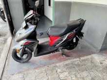 https://riyasewana.com/uploads/yamaha-ray-zr-220541622433.jpg
