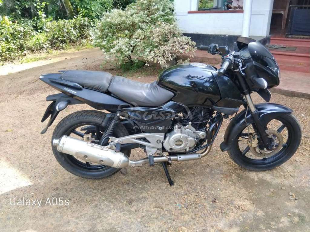 pulsar rs 220 price